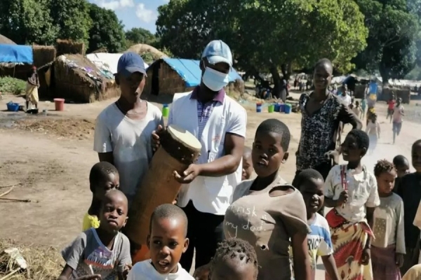 Crianças do campo de deslocados de Metuge, na província moçambicana de Cabo Delgado, no mês de Maio de 2021. A UNESCO vai ajudar as autoridades moçambicanas a enfrentar as dificuldades decorrentes da instabilidade provocada pelo terrorismo na região.