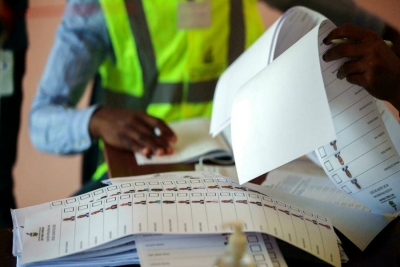 Um delegado de uma das mesas de voto segura boletins de voto para serem utilizados pelos eleitores nas eleições presidenciais em São Tomé e Príncipe.