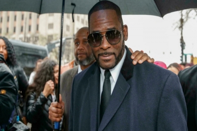 Vedeta de R&amp;B R Kelly poderá ser condenado à prisão perpétua