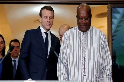 Fotografia de arquivo do presidente francês Emmanuel Macron com chefe de Estado (entretanto destituído) do Burkina Faso, Roch Marc Christian Kaboré no Aeroporto da capital do Burkina Faso.