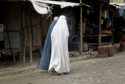 Afeganistão: mulheres que trabalham para ONGs ameaçadas de morte se não usarem burca