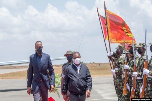 Paul Kagame, Presidente do Ruanda (esq), e Filipe Nyusi, Presidente de Moçambique (dir), passam em revista tropas em Cabo Delgado