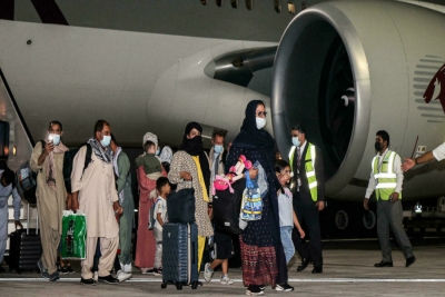 Refugiados afegãos chegam ao aeroporto Hamad, em Doha, mo Qatar, após o final das evacuações que aconteceram até ao final do mês de agosto